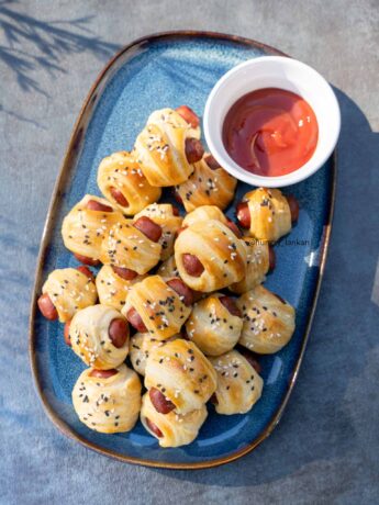Crescent roll pigs in the blanket